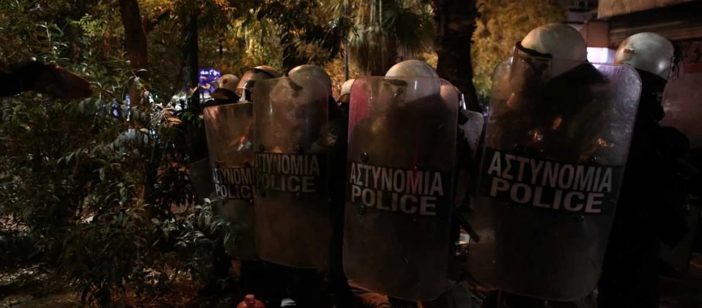 Ένταση στα Εξάρχεια - Πληροφορίες για δύο προσαγωγές (φώτο)